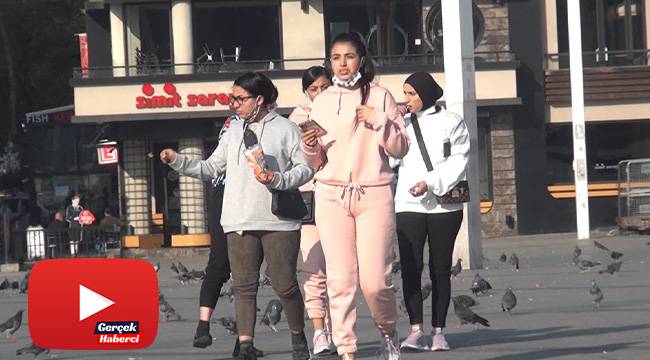 Kısıtlamada turistlerin Taksim keyfi: Maskelerini çıkartıp çekirdek çitleyip yerlere attılar