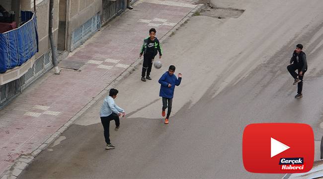 Kısıtlamayı ihlal eden çocuklar polisi görünce kaçtı