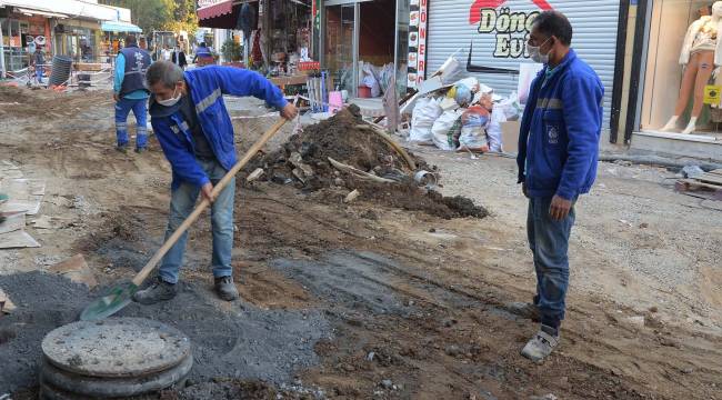 KUŞADASI ÇARŞILARINDA YENİLEME ÇALIŞMALARI 6 NOKTADA EŞ ZAMANLI OLARAK SÜRÜYOR