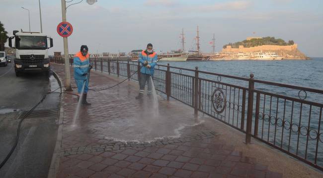 KUŞADASI’NIN PARKLARINDA KORONAVİRÜS ÖNLEMİ