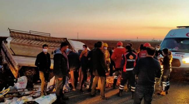 Mardin'de tarım işçilerini taşıyan kamyonet devrildi: 22 yaralı