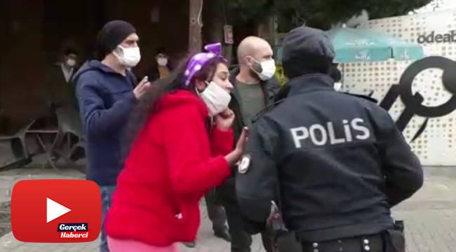 Maskesiz kadın önce polise saldırdı, ardından çığlık atarak kaçmaya başladı