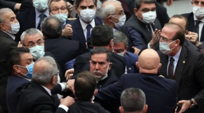 Meclis'te yumruklar sıkıldı: Milletvekilleri birbirine girdi