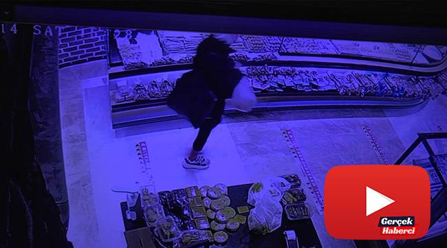 Önce ellerine dezenfektan sıktı, sonra sadaka kutusunu çaldı
