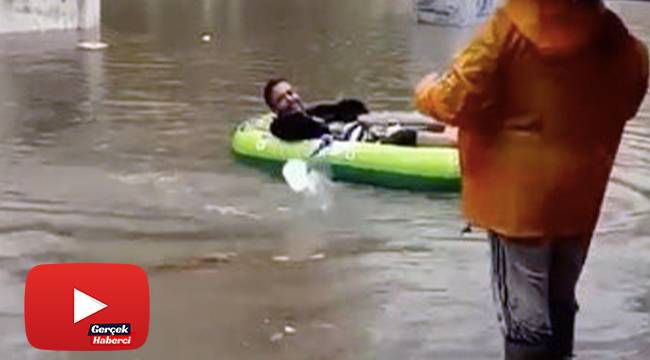 Şehir merkezinde suyla dolan sokaklarda botla gezdiler