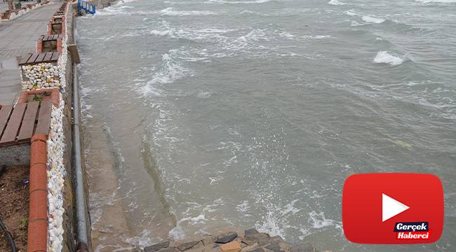 Şiddetli lodos çatı uçurdu, deniz kabardı