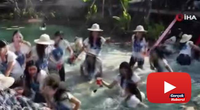 Tayland'da güzellik yarışması adaylarının çıktığı köprü çöktü