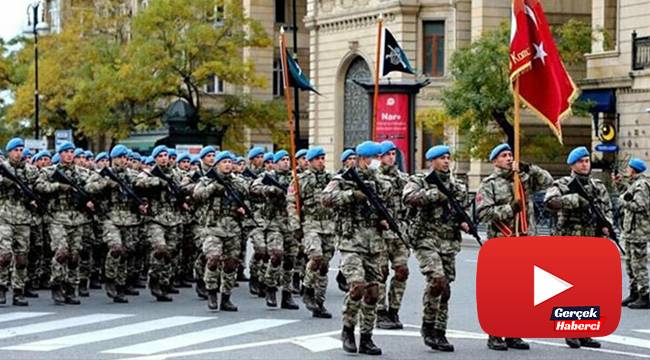 Türk askeri 10 Aralık Zafer Töreni için Azerbaycan'da
