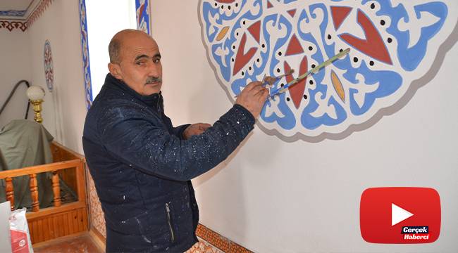 30 yıldır cami duvar ve kubbelerini fırça darbeleriyle oya gibi işliyor