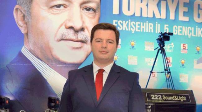 AK Parti Eskişehir Gençlik Kolları Başkanı Fatih Özata, hastane avukatı olduğu için sağlıkçı statüsüyle aşı yaptırdı