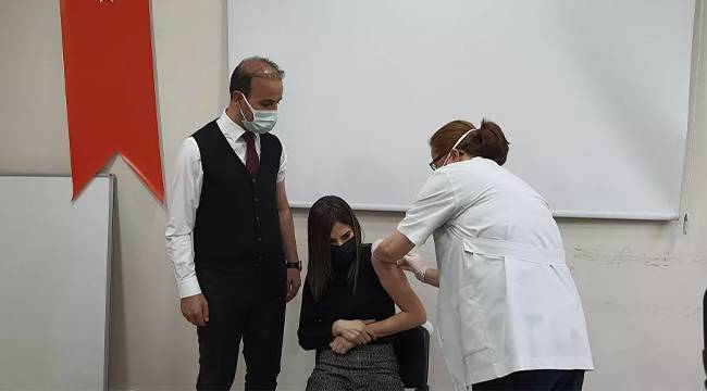AK Partili Gültekin, eşiyle birlikte aşı oldu