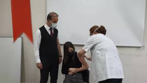 AK Partili Gültekin, eşiyle birlikte aşı oldu