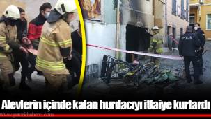 Alevlerin içinde kalan hurdacıyı itfaiye kurtardı