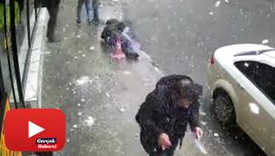 Bir kişinin başına buz sarkıtı düştüğü an kamerada
