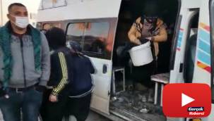 Bir minibüsten 33 kişi çıktı