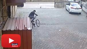 Bisiklet hırsızının kameralara yansıyan rahat tavırları pes dedirtti