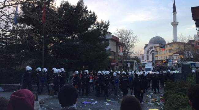 Boğaziçi Üniversitesi'nde rektör atamasına karşı eylem yapan öğrencilere polis müdahalesi: Plastik mermi ve biber gazı sıkıldı!