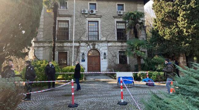 Boğaziçi Üniversitesi'nde rektörlük binasının önü polis tarafından kapatıldı