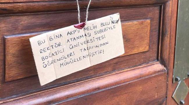 Boğaziçi Üniversitesi öğrencileri, rektörlük binasının kapısını mühürledi