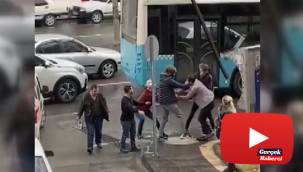 Borçlu olduğu kadına çantasını kaptırdı