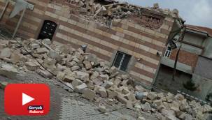 Cami minaresi şiddetli rüzgardan yıkıldı