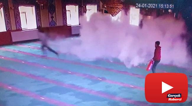 Camiye giren 5 çocuk yangın tüpü sıktı, malzemelere zarar verdi