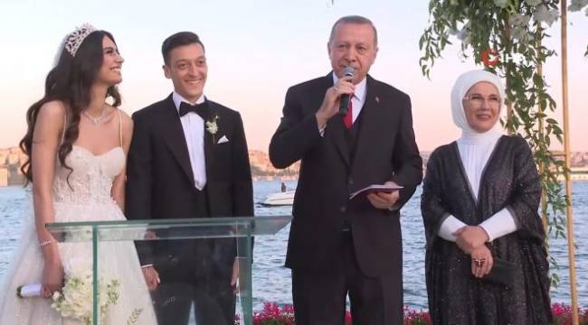 Christoph Daum: Mesut Özil, köpek balığı havuzuna atladı