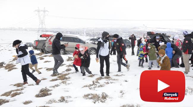 Çocuklar hem lastik rafting yaptı hem de yaban hayvanlarına yem bıraktı