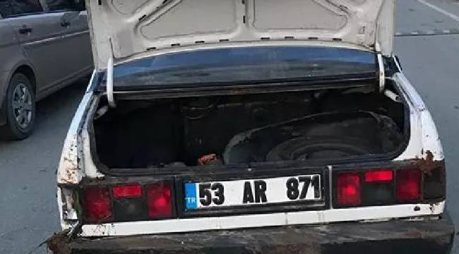 Darp ettikleri kişiyi otomobilin bagajından çıkartıp sokak ortasına atarken yakalandılar