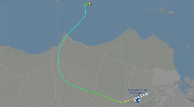 Endonezya'da iç hat seferi yapan bir yolcu uçağıyla irtibat kesildi