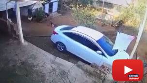 Freni boşalan saman yüklü kamyon duvarı yıkarak evin bahçesine devrildi