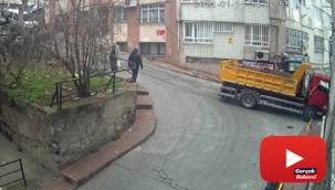 Frenleri tutmayan kamyonet binaya çarptı