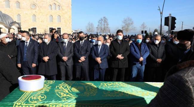 ‘Hoca’ cenazesinde koronavirüs tedbirleri hiçe sayıldı, izdiham yaşandı!