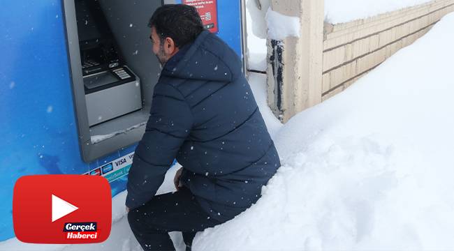 Kar üstünde oturarak ATM'den para çekiyorlar