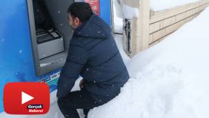 Kar üstünde oturarak ATM'den para çekiyorlar