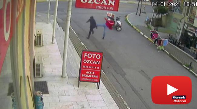 Kuyumcuya sahte altın veren şahsa motokuryeden uçan tekme kamerada