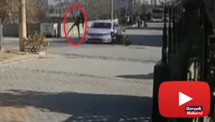 Motosikletiyle çarptığı otomobilin üzerinden uçtu
