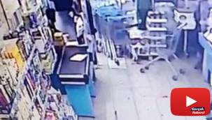 Pişkin hırsız market çalışanın elini ısırdı