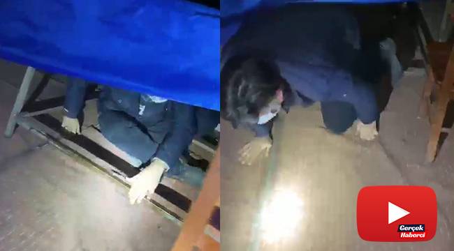 Polisi görünce masanın altında saklandı