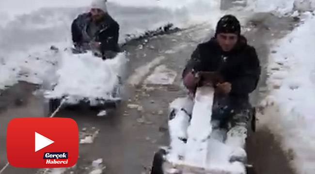 Tahta arabalarını iple bağlayan 2 kafadar kar keyfini böyle yaşadı
