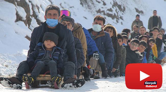 Trafiğe kapalı yol kayak pisti oldu, çocuklar babalarıyla doyasıya eğlendi