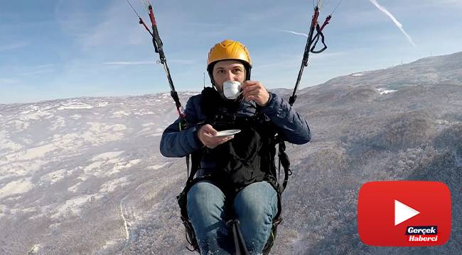 Yamaç paraşütü ile hem uçtu hem elindeki fincandan çayını yudumladı