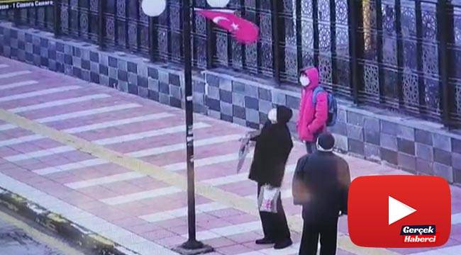 Yaşlı adamın bayrak hassasiyeti