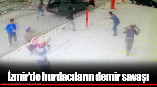 Yıkılan binaların demirlerini toplayan hurdacılar birbirlerine girdi