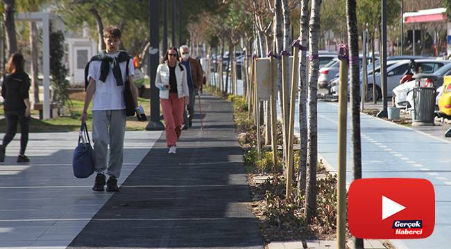 Yurdun dört bir yanı karla kaplıyken Antalya’da yazdan kalma bir gün yaşandı