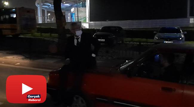 Alkollü sürücü aracını bağlatmamak için kaputa oturup polislere direndi