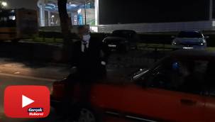 Alkollü sürücü aracını bağlatmamak için kaputa oturup polislere direndi