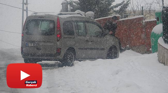 Aracıyla karda kayan sürücüye vatandaştan “kaputa oturmalı” destek