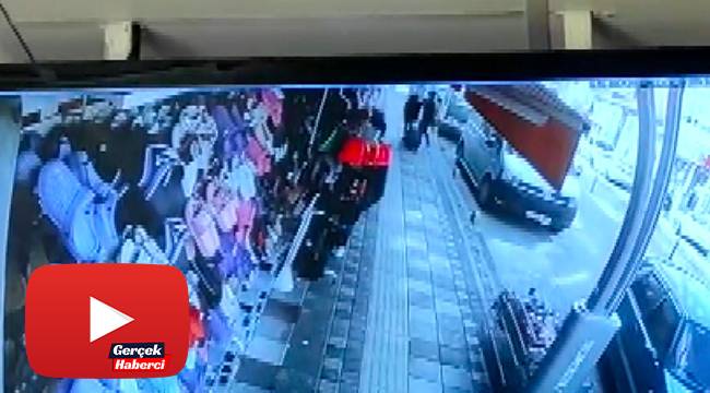 Babanın 16 yaşındaki kızını bıçakladığı anlar güvenlik kamerasında