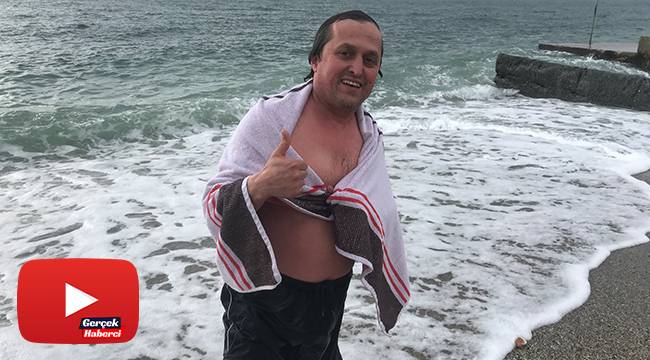 Beylikdüzü’nde kış ortasında denize girdi